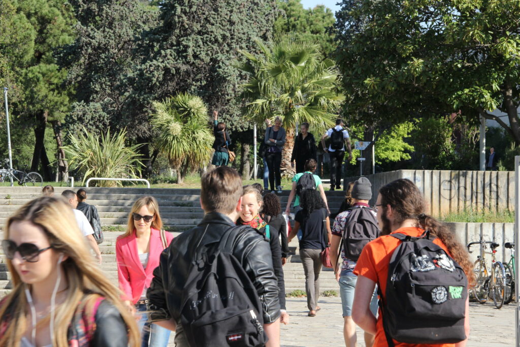 Photographie d'étudiants de dos se rendent à l'université