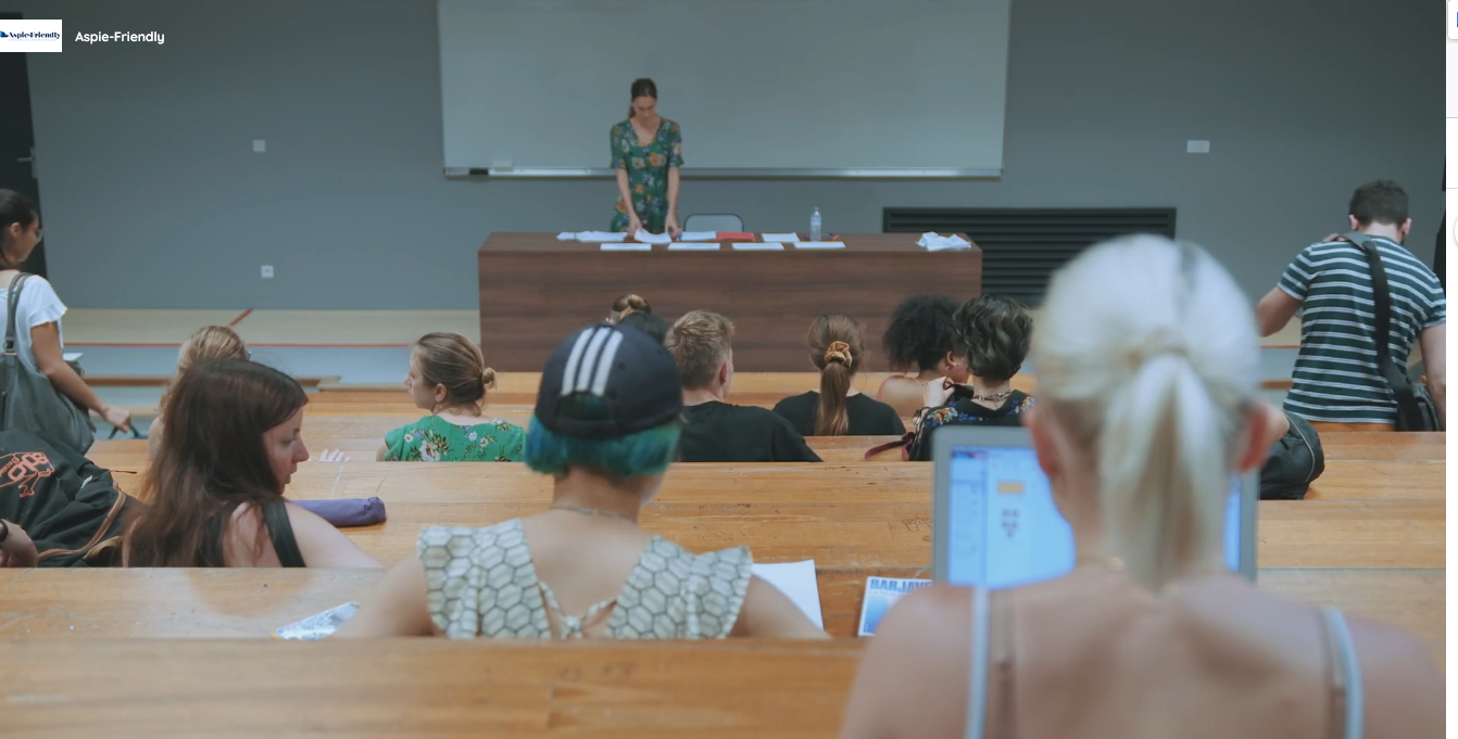 Photographie issue du court-métrage Aspie-Friendly montrant une salle de cours en amphithéâtre