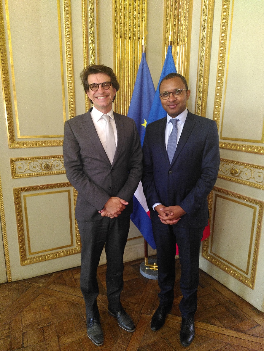 Pap Ndiaye, ministre de l'éducation Nationale et Bertrand Monthubert, coordinateur du projet AspIe-Friendly devant les drapeaux de la France et de l'Europe