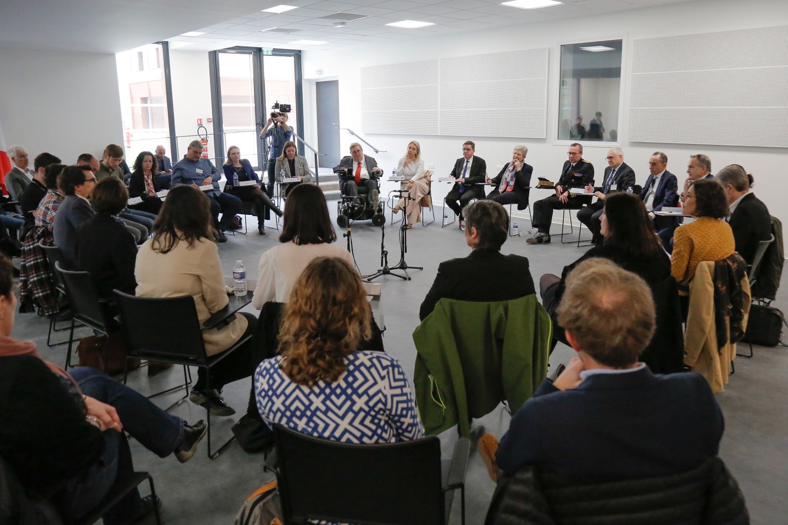 Photo des participants à la rencontre avec la Ministre chargée des personnes handicapées, le 31 mars 2023