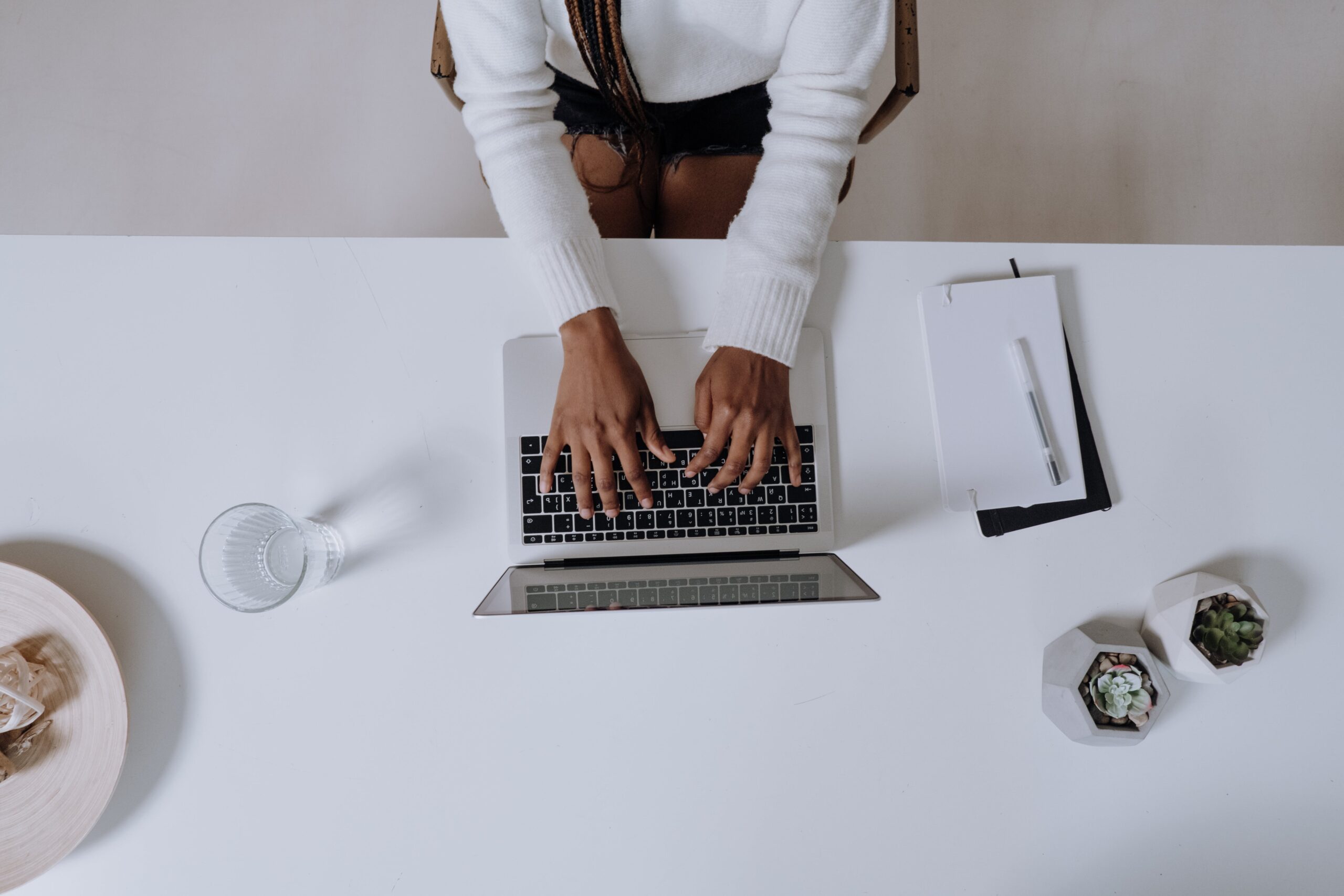 Etudiante qui écrit sur son clavier d'ordinateur