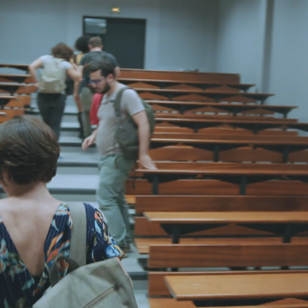 Photographie d'étudiants et d'un professeur quittent un amphithéâtre